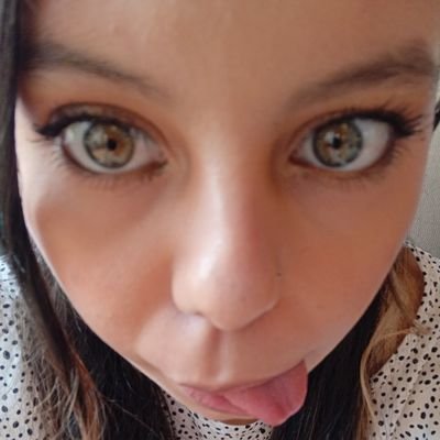 ivethc_'s profile picture. Eyes green penetrating the moonlight