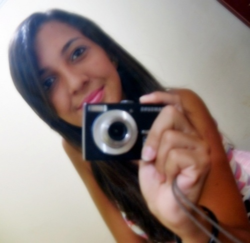 Dona do @FcRebeldesAmorM, prima da diva @pohabarbara, amiga da @itskamiis e agradeço a Deus por ter elas na minha vida e não divido com ninguém ;*