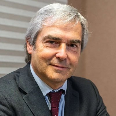 Nuno Melo é Presidente do CDS-PP e Ministro da Defesa Nacional. Eu não.