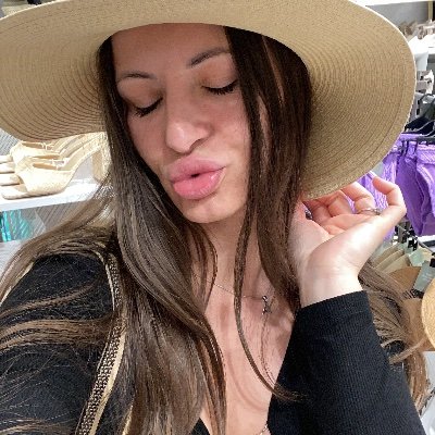 Hi guys. For custom video and photos send me a message private. Per video, foto personalizzate mandatemi messaggio in privato. https://t.co/cPXUoAEHxU