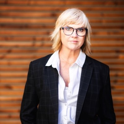 carinakit's profile picture. Fåfäng, lätt bedagad pratkvarn. Älskar champagne, choklad och skor. Jobbar med kommunikation. Blir lätt åksjuk.