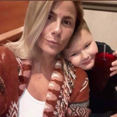 Cancer♋️Mom. Coffee☕️Girl. Meme Queen #FCancer#kodyStrong I sell a nude of myself to fund my son chemo trips to TN.