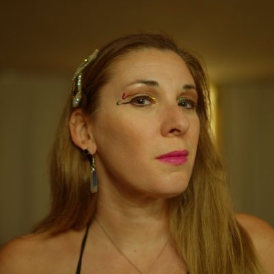 I bring all the girls to the party... Drum & Bass DJ / Erica Munday Artist Marketing / Traveler / Luver / Cat mommy x3 / Married / Man Utd supporter