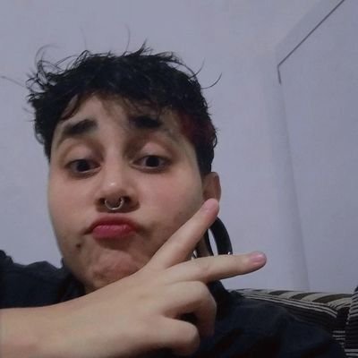odeio quando eu tô de boa, vem alguém e me desboa