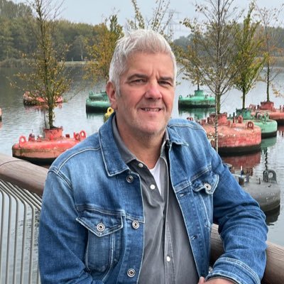 Alblasserwaarder in hart en nieren, gemeente Gorinchem, freelance journalist voor Het Kontakt en Regio-voetbal en schrijver van enkele boeken.