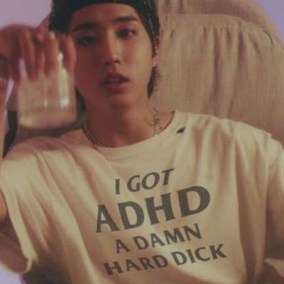 vcs podem usar as imagens pra fazer AU sem problema algm,inclusive me marquem pra eu ler. Se quiserem mandar print de conversa pra eu por aqui chama na dm