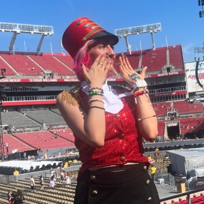 Swiftie since 2012⚡️ | Tampa 4/15 | literature degree | she/her | just another character in the Taylor Swift multiverse 🍂| 23 | TN x 1