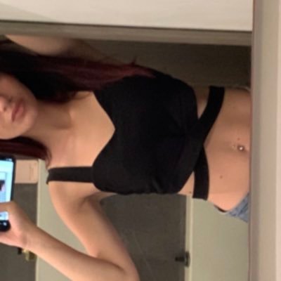 lo0kingatmoon's profile picture. scrivo di lacrime amare per amare le lacrime