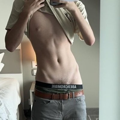 Horny account NSFW 🔞
20 year old bi guy from the UK who is into big cocks, bulges and cute twinks