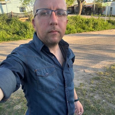 Papá de Julia y Emilia. Profe de Matemática. Ex Inspector en Matemática de la Dirección General de Educación Secundaria.