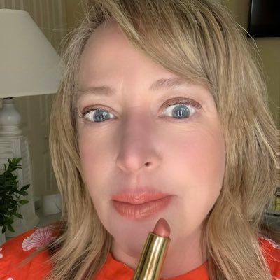 Founder & Editor, 40andholding. Over 40 Makeup & Skincare. Dog Mom, Coffee lover & lipstick addict. #VFL #beautyover40 📷 https://t.co/AwPdPqkQoK