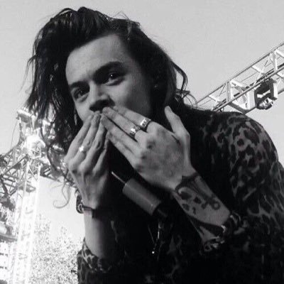 𝐄𝐯𝐞𝐫𝐲 𝐭𝐢𝐦𝐞 𝐈 𝐭𝐮𝐫𝐧 𝐚𝐫𝐨𝐮𝐧𝐝, 𝐲𝐨𝐮 𝐝𝐢𝐬𝐚𝐩𝐩𝐞𝐚𝐫 saw harry&5sos she/her #twitteroweksiążkary