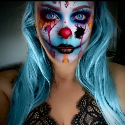 Just a 40ish year old bored housewife that likes Horror and food. I'm usually funny and sometimes hot. 😈 @Spicy_Dana83_X