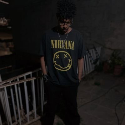 Apenas um Otaku preguiçoso Youtuber de 20 anos que escreve frases tristes sobre a vida e um viciado em rock e música geek