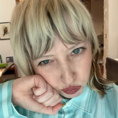 epically stupid 𫦠washed up percussionist 𤢠they for attention purposes š victim of bisexuality š«„ I tried to free myself from this app 3 times