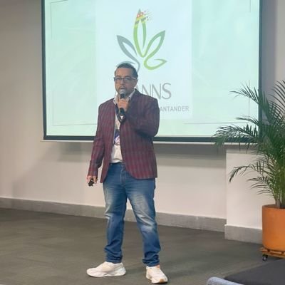 Trabajador social. Máster en cultura y drogas. Máster en ciencias de la educación, experticia, ingeniería y proyectos internacionales. Presidente ACANNS