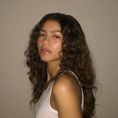 dayawears's profile picture. zendaya fashion updates!