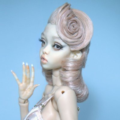 I make porcelain  dolls 時々変な日本語もしゃべります～