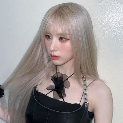 faux. (𝟮𝟬𝟬𝟬) : Possessing stunning doe looks and a voice fit for the queen she is.
