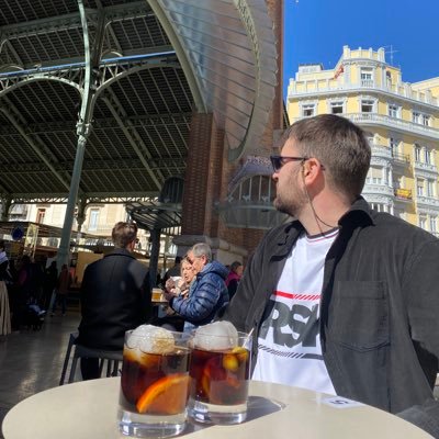Jurista i Politòleg. Durant la setmana entre papers 📚 Caps de setmana bar, terra i esport 🍻🍊🏋️