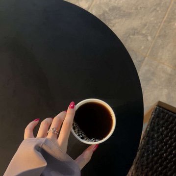 IINANIN's profile picture. وزينةُ المرء بين الناس مَنطِقهُ ، نصفُ الجمالِ بِلينِ القولِ معقودُ