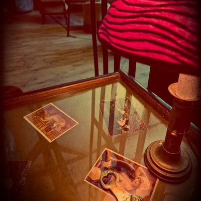 Le cercle du lupan
est un collectif d'artistes,
Dévolu à l'art érotique
Lagaleriedescourtisanes@gmail.com