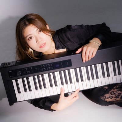monashima_'s profile picture. 沖縄出身ピアノ弾き語り。子供のころ酔っ払いが歌った下手くそな歌を聴いて、そのあまりの美しさに衝撃を受け音楽の道へ。 琉球シャンソン、音楽文庫、j-pop等歌っています。Instagramはコチラ(https://t.co/t6zxDrKxsr)✴︎✴︎Live動画 #monasong