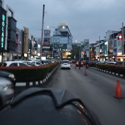 Tidak ada Special, hanya punya kilang minyak di wajah.
😜