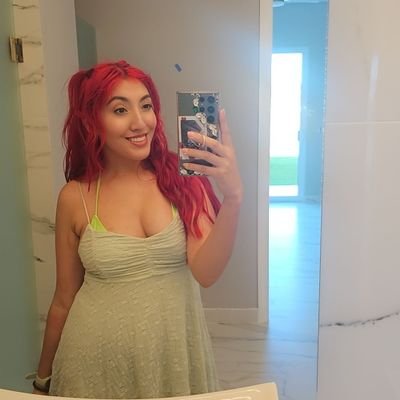 She's a loaded pistol who likes piña coladas and getting caught in the rain 🔫🍹🌧️👽