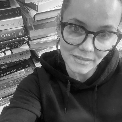 Journo. Fiction Editor. Commercial fiction geek. Podcaster. Mum 1st. Book obsessed. Bibliophile. Talks too much, laughs always. Often found in wellies. VMO