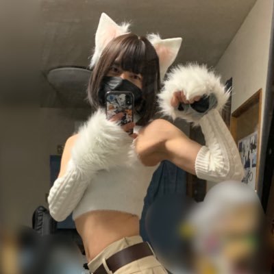 私は友達と社交したり、幸せな瞬間を共有したりすることが大好きです。群衆の中で、私はいつも笑いをもたらす人です。私は他の人の話を聞くのが得意で、自分の経験を喜んで共有します。人と人とのコミュニケーションはとても素晴らしく、世界と自分自身をより深く理解するのに役立つと思います。
