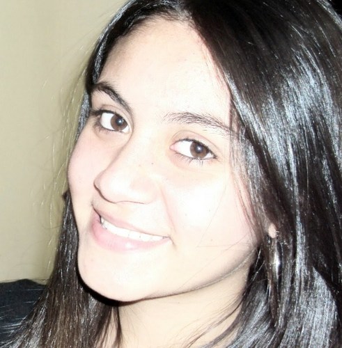 Ela é uma mulher menina que precisa urgentemente ser mais forte;
Ela quer alguém que leia seu sorriso antes de olhar seu decote ♫