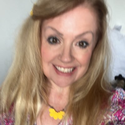 Singer/songwriter performer @Sombremoon does collabs & #emoms 🎶🎹🎹self released Distrokid https://t.co/E966OC9nTh works nhs. AmandaAnt #am4sp