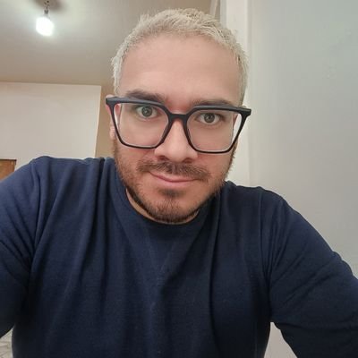 No digas nada, soy solo un ángel jugando a vivir... medio sextuitero, medio poetuitero, pero siempre yo... todo un estuche de monerías