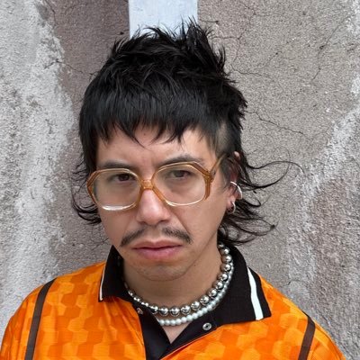 Sabe que soy una mala, aunque soy popi Le gusta que soy fina pero loca, como Toki'