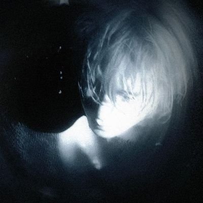 what hides beyond the surface is a deeper shade of blue 🫧 ¦ 六眼 神 @riku6an