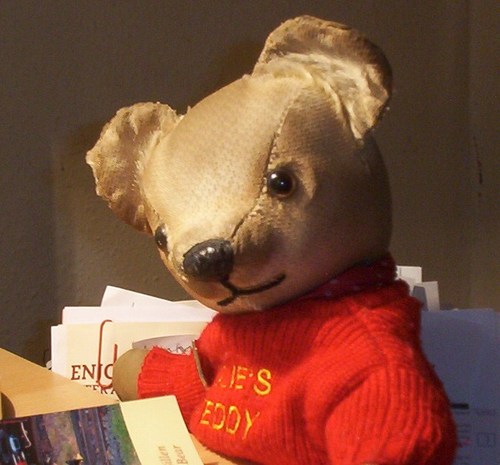 Aristocratic Bear of Letters, now entering C21st by tweeting. I am also a goumet bear and am a dab-paw in the kitchen.
