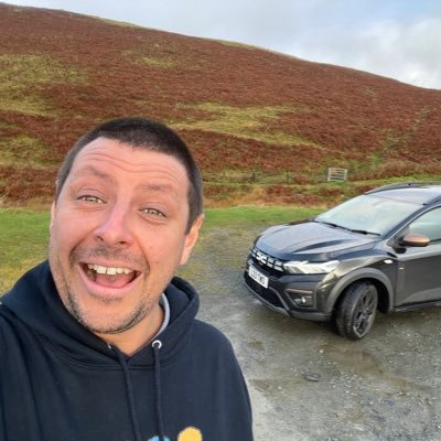 l33two's profile picture. Mostly in an airport, up north. Talk a lot about cars & retro tech.