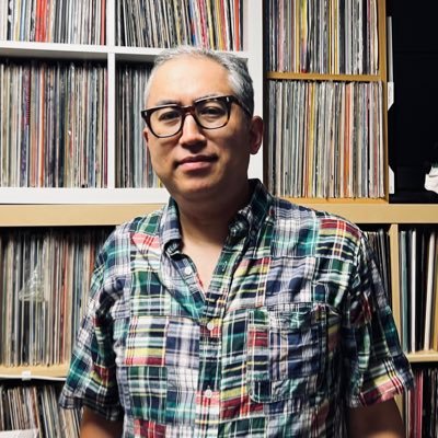 音楽コーディネイター、A&R、再発監修者、DJとして長年日本と海外の音楽界を繋ぐ重要な役割を担う。