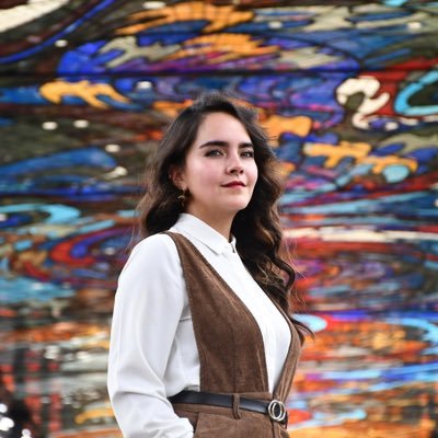 Diseñadora publicitaria | Fundadora de Ofelina Jewels
Marcas, ideas y accesorios con intención.
📍Diseño + emprendimiento + viajes.