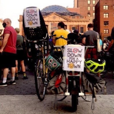 Going everywhere w/ kids on #bikenyc. Advocating for their future in EN & FR | On va partout à vélo avec enfants. Militons pour leur avenir en ang. & fra.