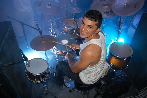 Adm. de Redes e Proprietário do provedor de acesso a internet http://t.co/75cfzwjHmg e baterista da banda Bakulejo facebook//edybaterajunior