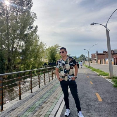 hombre aseado, muy serio, respetuoso, y dispuesto a explorar muchas cosas....