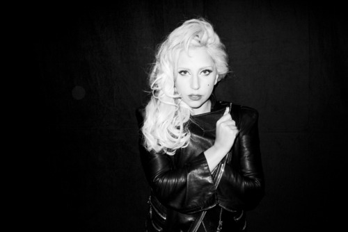 tudo o que você quer e precisa saber sobre a diva LADY GAGA
