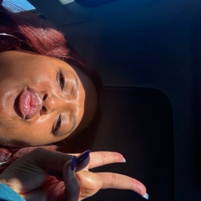 JulieAnnMiris's profile picture. LAX-CLT                                                                and everything in between ✈️