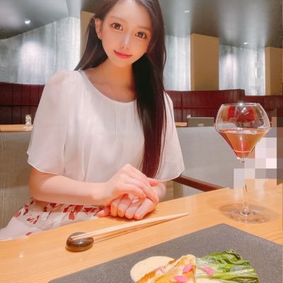 私たちは友達になり、一緒にデートや会話を楽しむことができます。一緒に買い物をして、親密なカップルの楽しさを味わう,LINEで私を追加してくださ