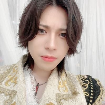 私は友達と社交したり、幸せな瞬間を共有したりすることが大好きです。群衆の中で、私はいつも笑いをもたらす人です。私は他の人の話を聞くのが得意で、自分の経験を喜んで共有します。人と人とのコミュニケーションはとても素晴らしく、世界と自分自身をより深く理解するのに役立つと思います。