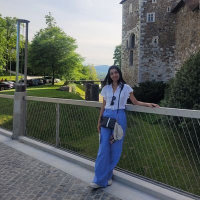 aliaamohamedali's profile picture. Maths Geek🤓Software Engineer👩🏽‍💻Don’t expect nerdy science tweets. I’m not here to make sense.