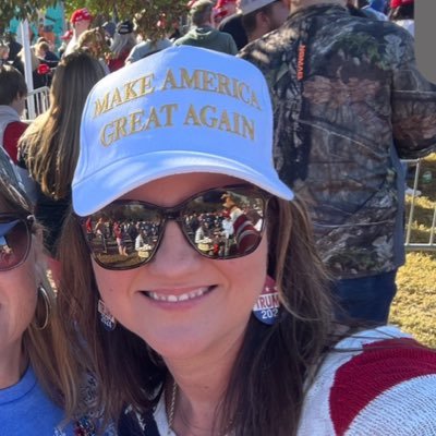 JoelleHibler's profile picture. ❤️Jesus | Dog mom🐾 | Artist 🎨| MAGA🇺🇸Trump 2024❤️🤍💙
