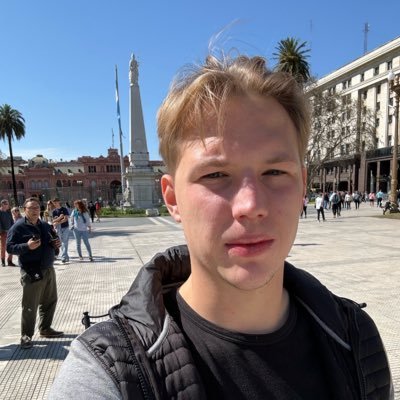 hiitzroman's profile picture. Generalist Essentialist & Software Engineer